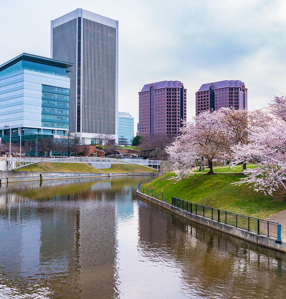 el horizonte del centro de Richmond, Virginia, con los cerezos en flor